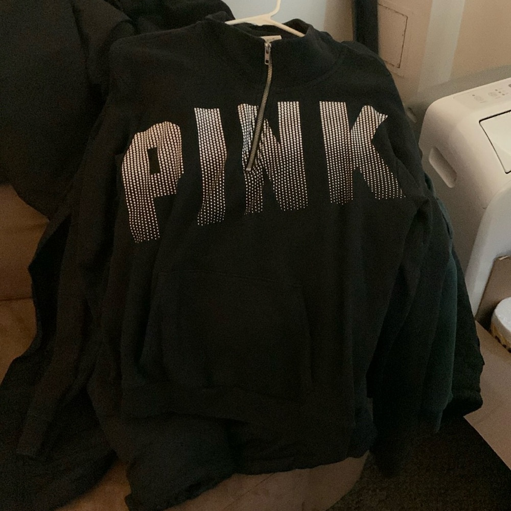 Victoria’s Secret pink
Sweatshirt